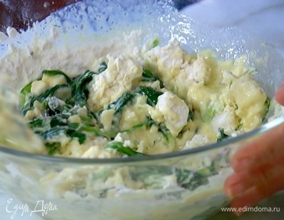 К муке с сыром влить яичную смесь, вымешать.