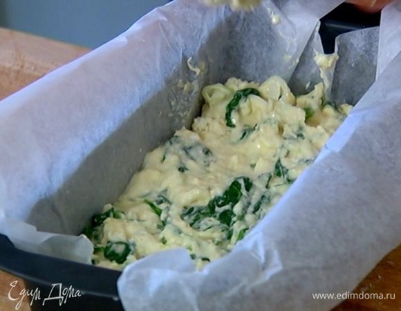 Продолговатую форму выстелить бумагой для выпечки, выложить тесто, разровнять и выпекать в разогретой духовке 25 минут.