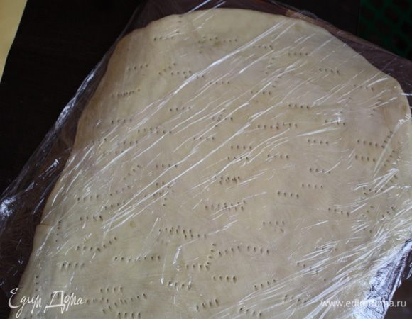Тесто раскатываем примерно 6-7 мм толщиной, тыкаем вилкой, накрываем пленкой и ставим в холодильник на силиконовом коврике или пергаменте. Это делаем для того, чтобы тесто привыкало к новой форме и не пузырилось и деформировалось при выпечке.