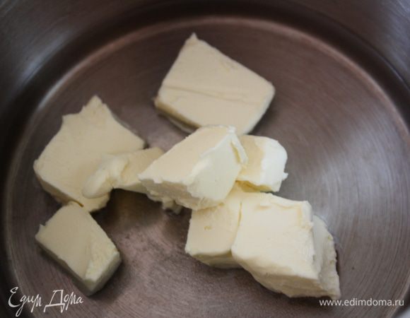 Займемся профитролями. для этого масло нарежем кусочками и положим в кастрюльку. Добавляем воду, соль, сахар и доводим почти до кипения. Кстати, делаем на воде.а не на молоке, т.к. на молоке они получаются темнее и сложно определить, что они готовы, велик шанс их недопечь и они размокнут.