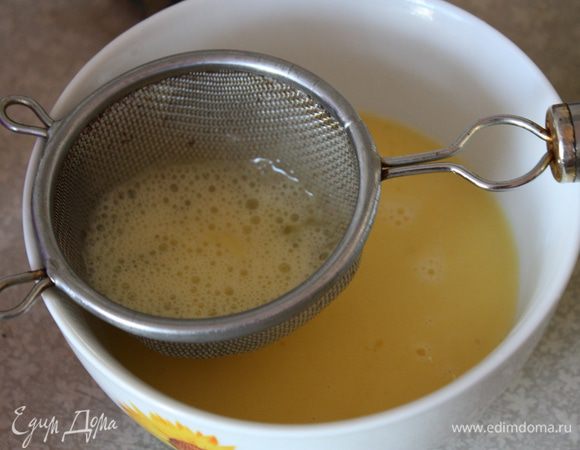 Яйца взбиваем венчиком и процеживаем, я делаю это для однородности теста. Можете не делать.