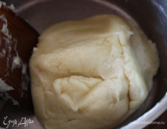 Как только вода с маслом начнет кипеть.всыпаем всю просеянную муку и быстро-быстро начинаем вымешивать лопаткой деревянной, "заваривать" тесто. Оно должно отходить от стенок и собираться в шар. После этого ставим на огонь обратно на 2-3 минуты и подсушиваем немного. Тесто вберет в себя больше яиц и будет пышнее.