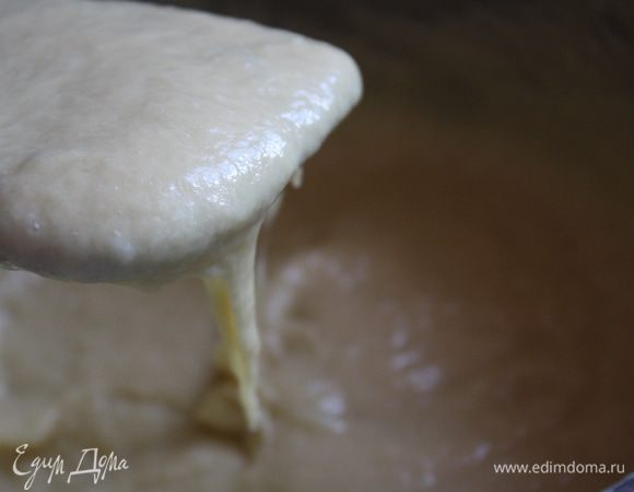 даем тесту немного остыть, пальцем проверяем, должно быть терпимо горячо. И вводим постепенно яйца, я разбиваю всегда на одно яйцо больше, и последнее ввожу буквально по каплям. Вводим яйца и быстро вымешиваем, тесто станет гладким и блестящим. Будет как бы тягучим. и очень медленно падать с лопатки.