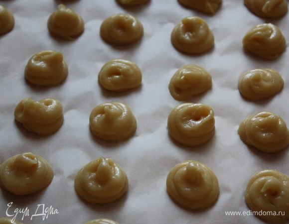Духовку разогреваем до 190 градусов. и на противень с пергаментом выкладываем тесто, с помощью кондитерского мешка или мокрой ложки. Диаметром примерно 2,5-3 см. В духовку выплескиваем полстакана воды, и ставим противень на 25-30 минут. Духовку не открываем) все упадет...