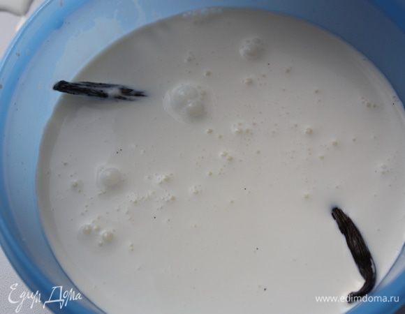 также заранее, на ночь, наливаем сливки в емкость, добавляем стручок ванили  с семенами, плотно закрываем и ставим в холодильник настаиваться минимум 12 часов. Это те заготовки, которые нужно сделать за день. На утро или день нам останется испечь корж, сварить крем и начинить профитроли, ну и  борка.