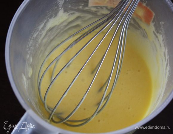 Начнем с крема. Молоко со сливками ставим подогреваться на небольшой огонь. Желтки с сахаром взобъем венчиком хорошенько. Добавим крахмал и перемешаем хорошо.