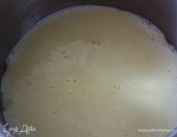 Когда молоко начнет кипеть выливаем туда желтки, л=даем пару минут постоять, пока не начнет по краю пузыриться молоко, взбивам венчиком несколько минут хорошенько и снимаем с огня.