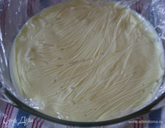 Желатин замачиваем  в холодной воде на 10 минут. Крем переливаем в широкую емкость и затягиваем пищевой пленкой. В холодильник крем не ставим, он нужен нам теплым.