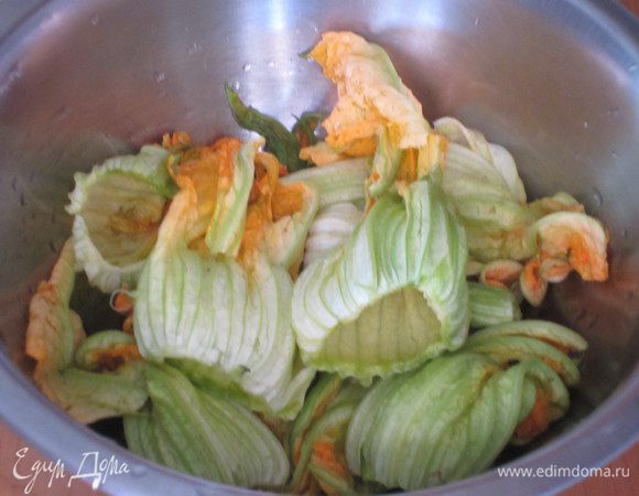 Цветки цукини помыть,удалить пестик, обсушить кухонным полотенцем.