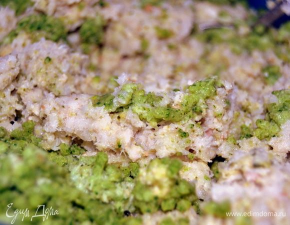 Делаем фарш: прокрутить в мясорубке филе, у меня оно слегка разморозилось. Отжимаем из кусочков жидкость и в мясорубку. Брокколи тоже из морозилки. Как приятно в жару крутить замороженные продукты)) Отправляем туда же лук и хлеб предварительно замоченный в молоке. Хлеб тоже отжимаем.