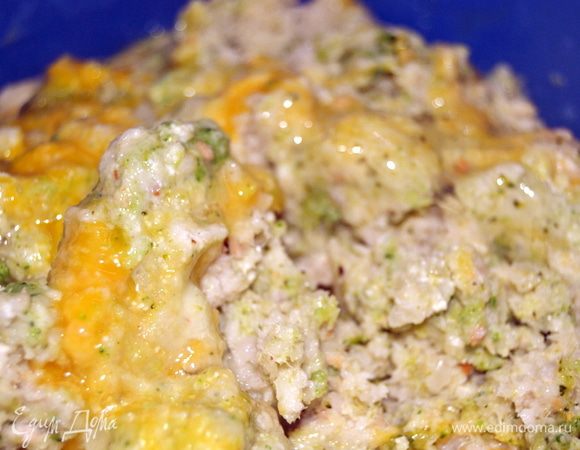 Добавляем яйца, соль, перец, приправы (у меня "лайм и перец" для рыбы) Выкладываем манку вместе с молоком. Хорошенько перемешать.