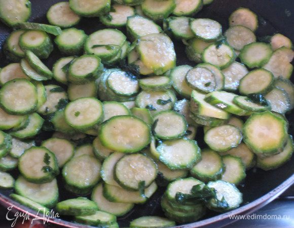Чеснок почистить и раздавить плоской стороной ножа.Разогреть масло на сковороде,добавить чеснок,через несколько минут добавить цукини и тушить 10 минут на слабом огнe.