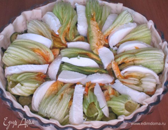 .....разложить кусочки моцареллы.