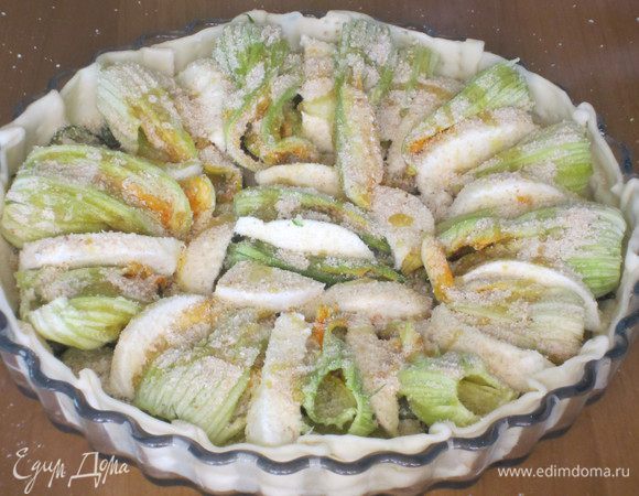 Оставшуюся часть пармезана смешать с панировочными сухарями и посыпать пирог.Сбрызнуть поверхность оливковым маслом и выпекать в разогретой до 180 °С духовке 20 минут.