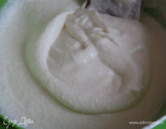 Теперь в наш теплый крем вводим желатин, мешаем до растворения и вводим крем в итал. меренгу. Все крем готов. Убираем в холодильник примерно на часик.