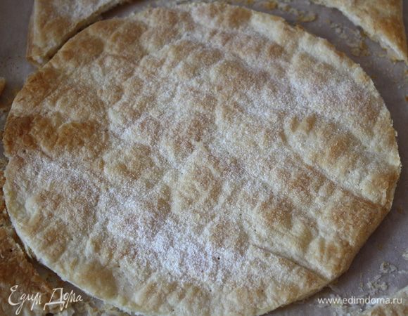 Оставляем остывать на часик, а потом аккуратно по форме (у меня 26 см) вырезаем круг.