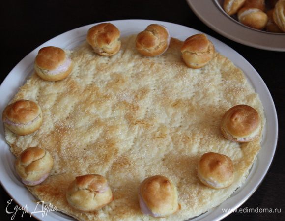 начинаем сборку. Профитроли начиняем, аккуратно делаем дырочки сбоку или на донышке. Я начиняла половину одним кремом, половину-другим. И выкладывала их поочередно)