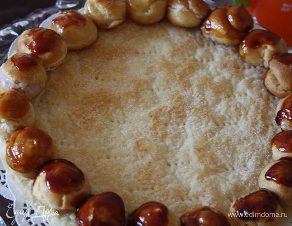 Теперь какрмель, вот фото я не смогла сделать, делала быстро все, карамель же застывает. Расскажу так. Варим карамель, тут все просто, добиваемся того цвета который нужен, только имейте ввиду, что потом она совсем темная будет. Все делаем очень быстро. Я хотела сначала сделать крышечки на профитролях,  для этого надо окунуть верхом в карамель и поставить верхушкой на силиконовый коврик. Я окунала в карамель верхушкой сначала, потом бочком. так они крепятся ровнее друг к другу. В общем, карамель у меня получилась вся разного цвета.