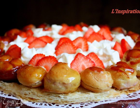 В общем,вот такой он получился. В карамель можно было и не обмакивать, и украсить например карамельными нитями, НО...карамель дает свой неподражаемый вкус. И сочетание кремов, конечно, невероятное!!  Можно убрать клубничный крем, оставить только оригинальный Шибуст и Шантильи, тут гармония полнейшая!!!