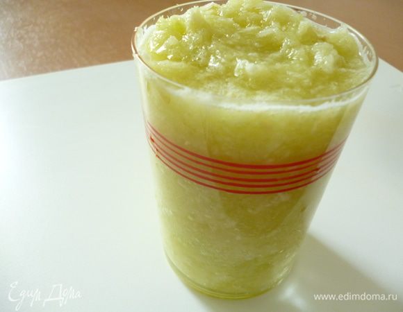 Кабачки почистить и натереть на мелкой терке