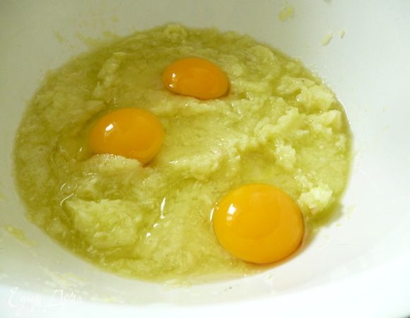 Добавить яйца,соль и хорошо перемешать венчиком до однородной смеси.По желанию можно добавить немножко измельченной зелени.