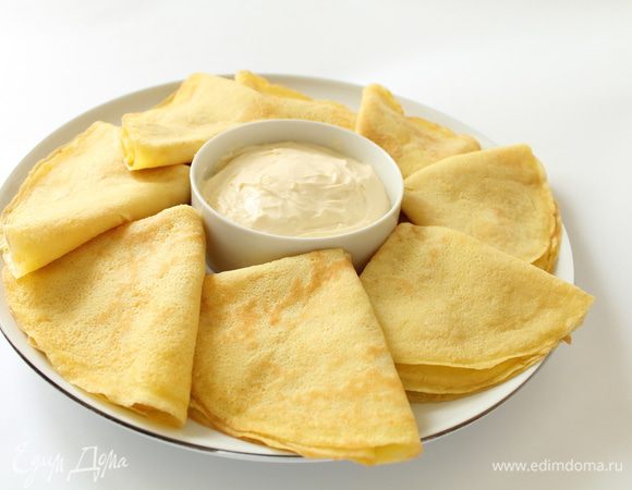 Выпекаем блинчики на хорошо нагретой сковороде,как обычные тонкие блинчики.Перед выпеканием следующего  блинчика тесто слегка перемешиваем. Я выпекаю по старому проверенному мною методу: пеку в чугунной сковороде, которую протираю кусочком сала перед заливкой теста. Вы можете печь по своему.По желанию каждый блинчик можно смазать топленым сливочным маслом.Приятного вам аппетита!