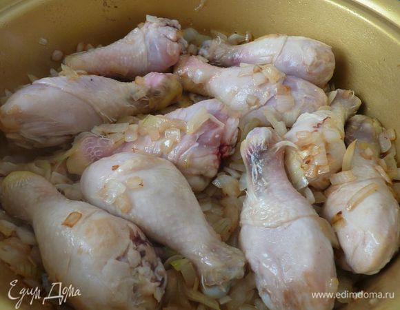 Обжарить лук в течение 3 минут. Добавить куриные ножки и обжарить около 5 минут.