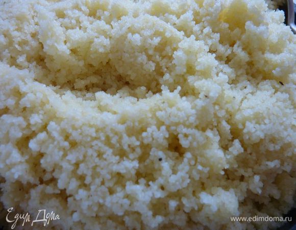 Довести до кипения, уменьшить огонь до минимума и варить в течение 40 минут - часа . В то время, как курица тушится, приготовить кускус в соответствии с инструкциями производителя.