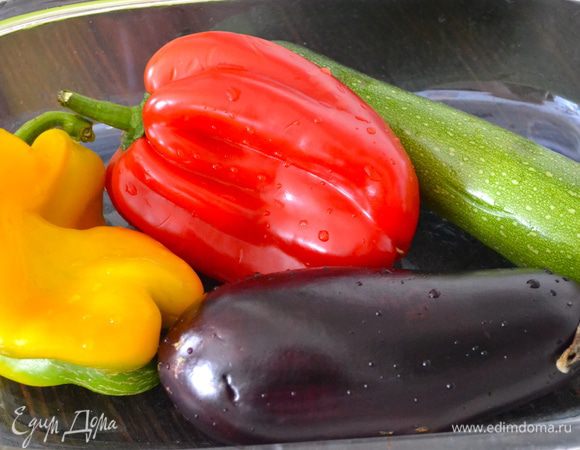 Вымыть и подготовить овощи.