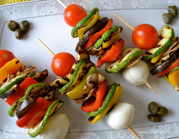 Собрать шашлычки. Помидорки-черри и шарики моцареллы выступают в роли эдаких фиксирующих элементов и не позволяют овощам соскальзывать.      