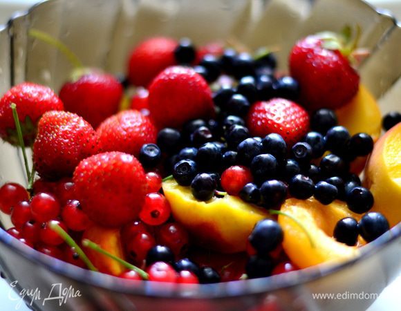 Промыть в проточной воде ягоды и фрукты,обсушить.