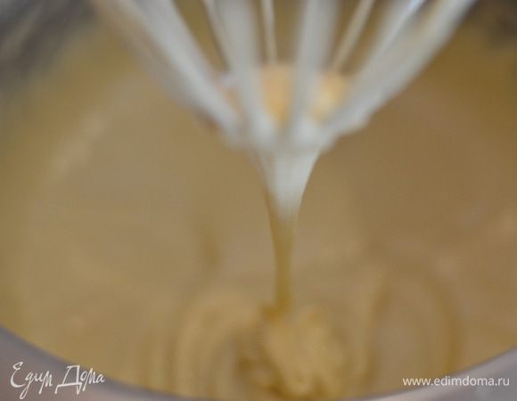 Взбить сливочное масло с сахаром и ванильным сахаром добела. Добавить туда яйца, снова взбить. Затем добавить просеянную муку, не переставая взбивать на небольшой скорости миксера, затем подлить теплое молоко, манную крупу и уксус.