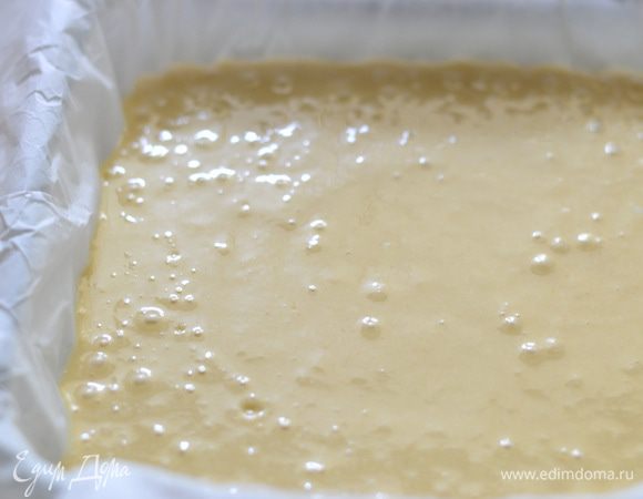 Форму для выпечки застелить пергаментом. 