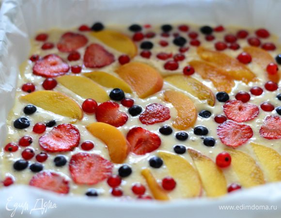 Вылить туда тесто и выложить фрукты и ягоды как душе угодно. Выпекать при температуре 180 градусов минут 40-45. Я выпекала 45 минут. 