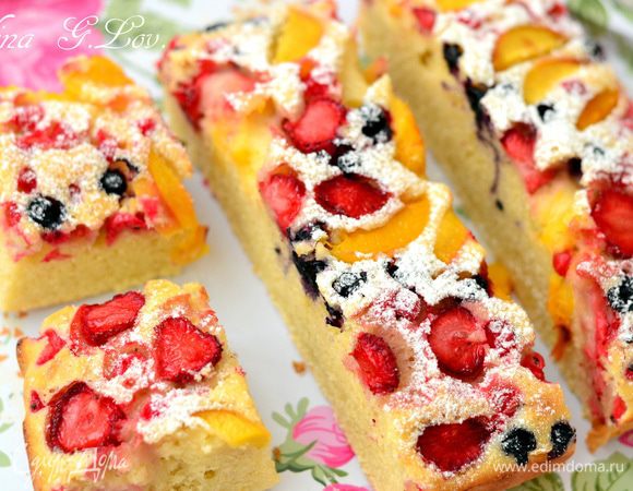 Готовый пирог освободить из формы, посыпать сахарной пудрой (можно полить лимонной глазурью) и к столу! Приятного аппетита! 