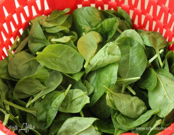 Шпинат промыть и обсушить...