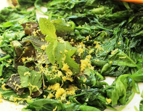 Слегка охладить, добавить мяту и лимонную цедру,  перемешать...