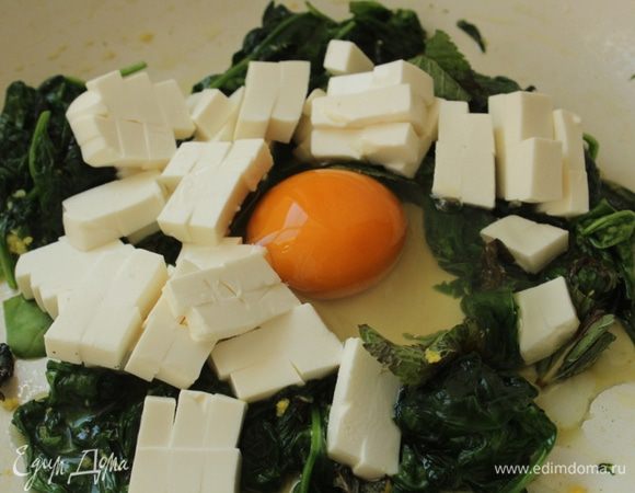 Добавить фету (нарезать кубиком или размять вилкой) и яйцо...