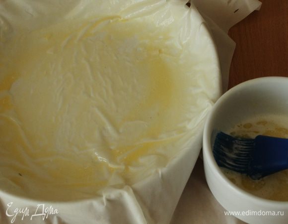 Растопить сливочное масло и при помощи кисточки намазать лист теста фило.