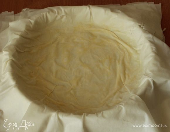 Промазать все четыре листа и уложить их один на другой в форме для выпечки.