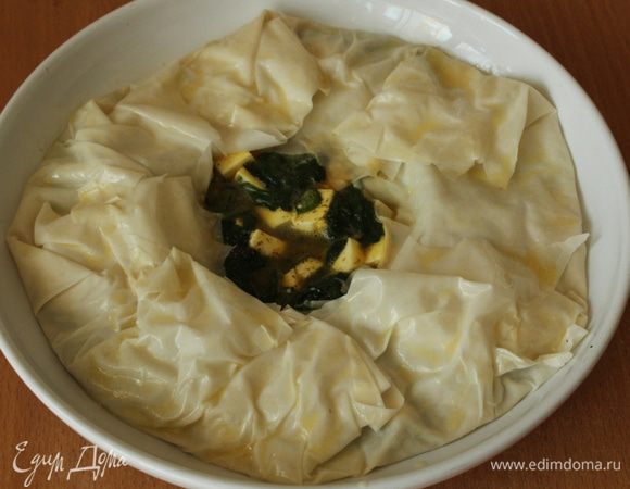 Края теста завернуть к центру.  Смазать пирог оставшимся маслом и запечь в духовке  в течение 15-20 минут.