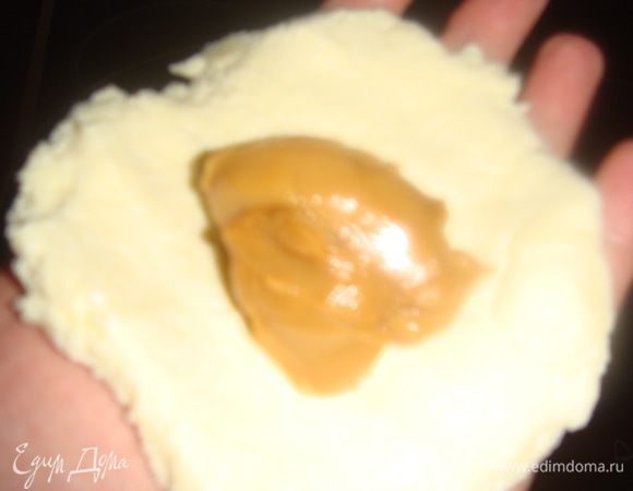 Мокрыми руками делаем лепешку из теста, кладем в середину начинку и формируем сырник