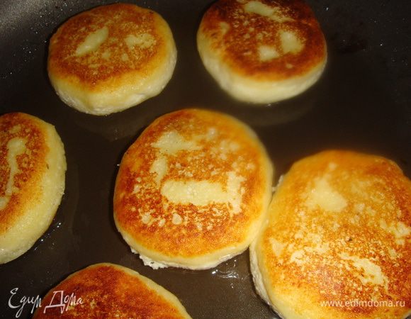 Кладем в сковороду и обжариваем до румяной корочки с двух сторон.
приятного аппетита!