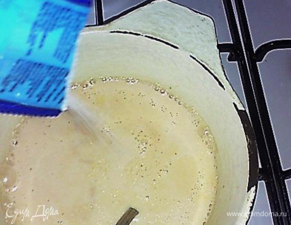 В кипящее молоко всыпать манную крупу, непрерывно помешивая, чтобы не образовались комочки.Затем ванильный сахар.


                                                                                              P.S. Из личного опыта могу сказать, если добавлять манку после введения ещё, то обязательно образуются комочки.Так что делайте выводы...