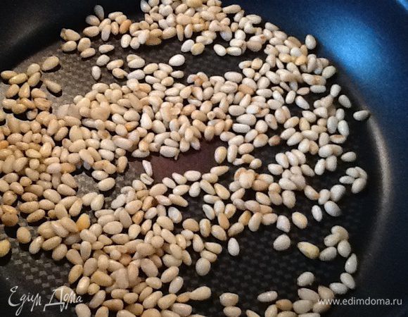 Обжарить кедровые орешки. Дать остыть.
