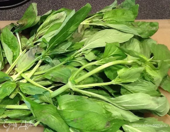 Помыть, обсушить и порвать базилик в процессор.