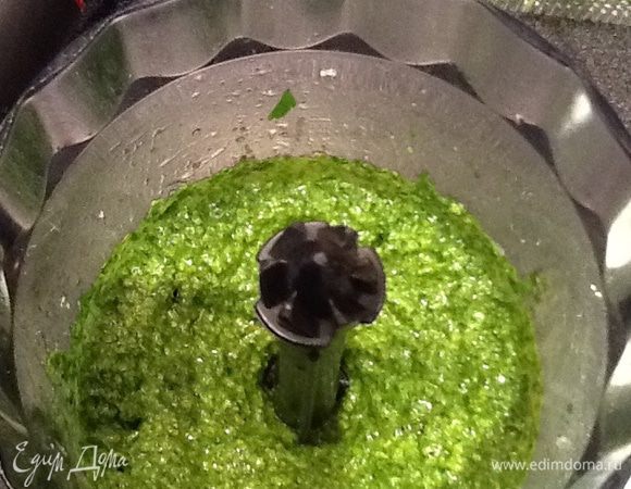 В процессор добавить орешки, чеснок, соль, оливковое масло, в режиме- пульс перемешать. Добавить тертый пармезан, перемешать. Пробовать, если нужно, то добавить масло.