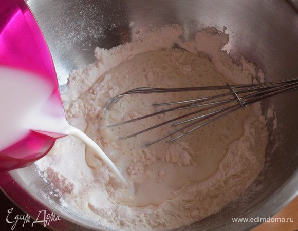 Блинчики: Взбить венчиком яйцa. Муку и щепотку соли просеять, влить молоко, ввести яйца и всё взбить миксером до однородности. Поставить в холодильник на 30 минут. 
