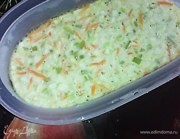 Перелить яично - овощную смесь в форму, подходящую для пароварки. Поставить в пароварку ~ 35-40 минут. Готовую фриттату подаём, можно украсить зеленью. К сожалению, у меня не было, подала так.