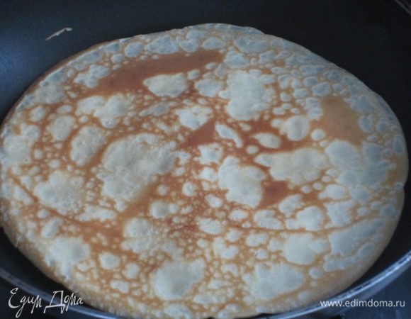 Сковороду смазать растительным маслом, хорошо нагреть и испечь 6 блинчиков.